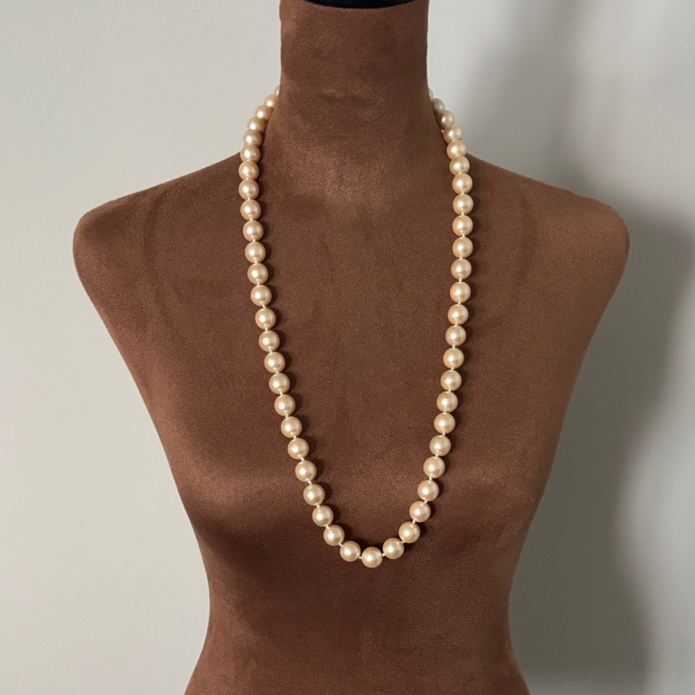 Elegant Cream Pearl necklace